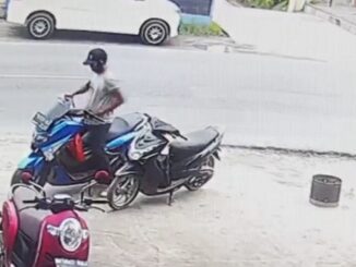 Dari rekaman CCTV terlihat sang maling berjalan dan pandangannya tertuju ke sepeda motor NMAX dengan kunci yang masih melekat.