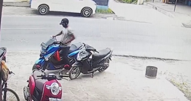 Dari rekaman CCTV terlihat sang maling berjalan dan pandangannya tertuju ke sepeda motor NMAX dengan kunci yang masih melekat.