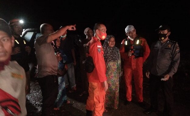 Tim Gabungan berasal dari Polsek Kotarih Polres Serdang Bedagai, Basarnas dan PMI, Senin (11/1/2021)