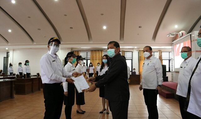 Ket foto : Acara penyerahan SK CPNS ini tetap menerapkan protokol kesehatan dengan memakai hand sanitizer, memakai masker/face Shield dan menjaga jarak. foto ,terkelinbukit.