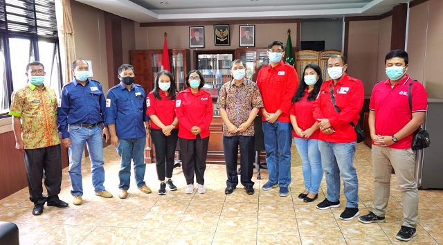 Ket foto Bupati Karo Terkelin Rahma SH berfoto bersama kepengurusan PMI kab Karo, foto terkelin bukit