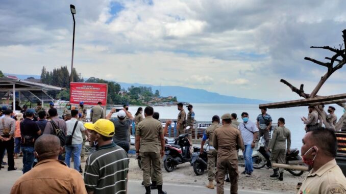 Pemkab Simalungun menurunkan tim gabungan dari Satpol PP 40 Personil yang dibantu pengamanan oleh TNI-Polri sebanyak 50 personil