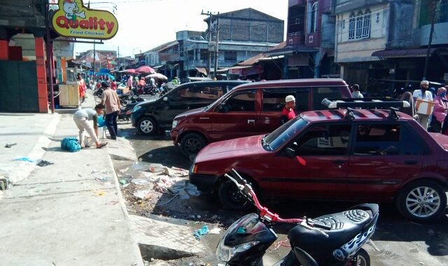 ecamatan Tanjung Tiram Kabupaten Batu Bara kondisinya jalan terlihat kumuh dan semrawut akibat aroma bau busuk.