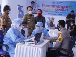 Kapolres Way Kanan Binsar Manurung menghadiri Program pemerintah tentang Pencanangan Vaksinasi Covid – 19 Merk sinovac Tahap Pertama yang berlangsung di Aula Lantai 3 Gedung Administrasi RSUD Z A Pagar Alam Kabupaten Way Kanan, Senin (1/02/21)