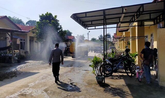 Kegiatan penyemprotan cairan disinfektan di lingkungan Polres Toba termasuk seluruh asrama yang di tempati oleh personil Polres Toba, Rabu (03/02/2021) sekira pukul 09.00 Wib sampai dengan pukul 11.00 Wib