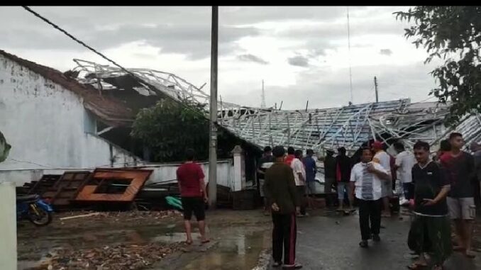 Kondisi atap rumah warga rata dengan tanah setelah dilanda angin kencang