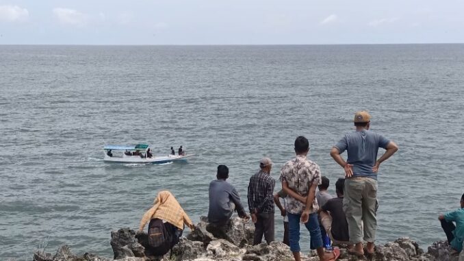 Diketahui menghilang diperairan laut Sangiang So Tewo atau radius sekitar 300 meter sebelah timur pemukiman penduduk Desa Sangiang.