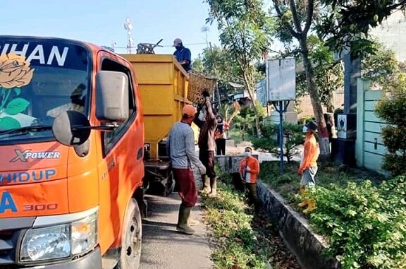 Armada kebersihan melibatkan desa dan kelurahan se Kabupaten Batu Bara melaksanakan gotong royong massal terutama membersihkan sampah