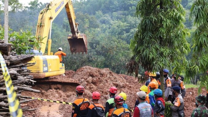 Foto : Proses pencarian korban longsor menggunakan alat berat jenis eskavator di Desa Ngetos, Kabupaten Nganjuk, Jawa Timur, Rabu (17/2). (Humas BNPB/Dume Harjuti Sinaga)