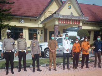 Kabag Ops Polres Toba AKP Jhony Andries Siregar bersama Kadinkes Toba dr.Juliwan Hutapea beri arahan kepada team satgas covid dan team pengamanan polres