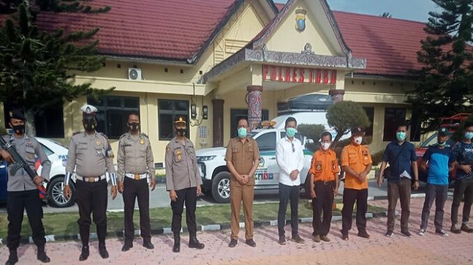 Kabag Ops Polres Toba AKP Jhony Andries Siregar bersama Kadinkes Toba dr.Juliwan Hutapea beri arahan kepada team satgas covid dan team pengamanan polres