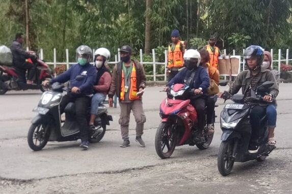 Ket foto: Tampak Warga saat Melakukan pengutipan Kepada Wisatawan menuju Pemandian Air Panas. Di Desa Doulu, Kecamatan Berastagi, Kabupaten Karo. foto terkelin bukit