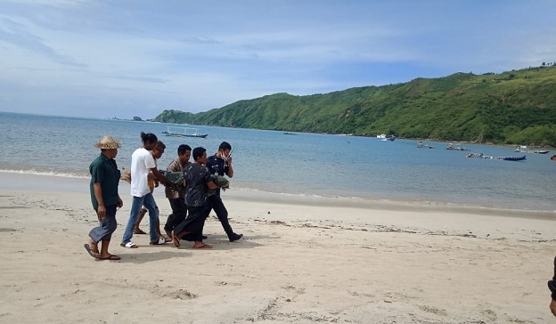 Seorang laki-laki inisial A (35) warga Desa Kuta Kecamatan Pujut Lombok Tengah ditemukan meninggal dalam keadaan mengapung di kawasan Pantai Kuta. Minggu (21/2/21) pagi.