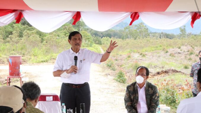 Menteri Koordinator Bidang Kemaritiman dan Investasi (Menko Marves) Luhut B. Pandjaitan melakukan tinjauan lapangan untuk melihat kondisi dan kesiapan lahan pada Kamis, (11-02-2021).