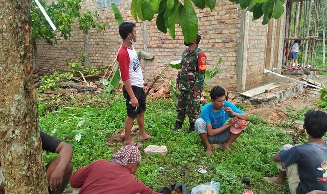 Koptu Dwi aryanto, melaksanakan giat Komunikasi Sosial (Komsos) dengan warga binaannya di Kampung setia negara, Kecamatan Baradatu , Kabupaten Way kanan.