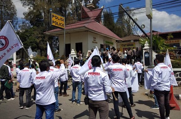 Ket foto; massa Pospera yang berdemo di depan polres Karo hingga harus menutup ruas jalan di depan kantor tersebut. foto; terkelinbukit.