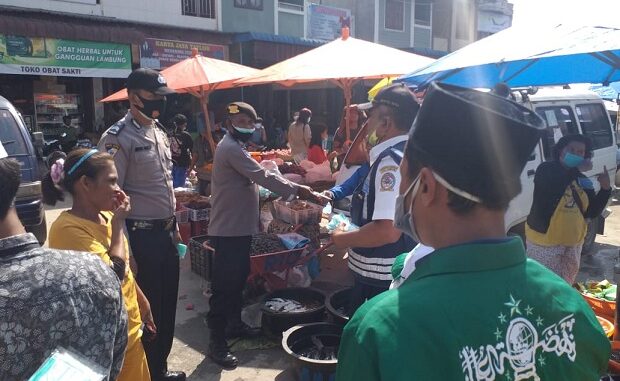 Sat Binmas Polres Toba bersama TNI dan Pengurus NU, Gelar Operasi Yustisi Prokes Di Pusat Pasar Porsea , Rabu (03/02/2021) sekira pukul 09.00 Wib