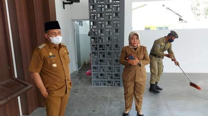 Bupati Batu Bara Ir. H Zahir,M.AP mengunjungi Rumah Batik yang berada di belakang Kantor Inspektorat Kabupaten Batu Bara.