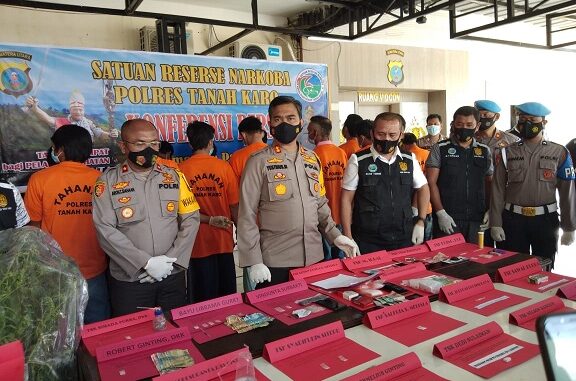 Ket foto; Kapolres Karo Yustianus Setyo yang di dampingi Wakapolres, Kompol Arun siahan beserta kasat narkoba tanahkaro dan anggota saat konfrensi pers di halaman polres Karo. foto terkelin bukit.