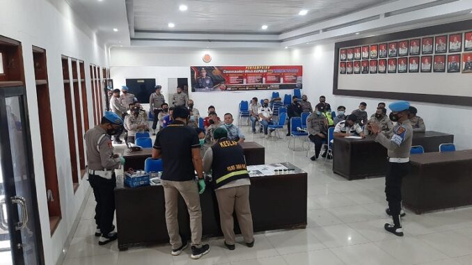 Ket foto ;Jajaran Polres Tanah Karo Melakukan Kegiatan pemeriksaan test urine di tempat aula purpur Sage polres Karo terhadap Perwira dan Brigadir serta Aparatur Sipil Negara ( ASN ), foto terkelin bukit