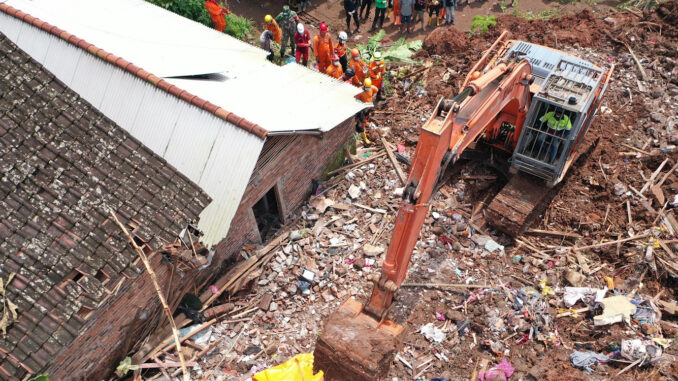 Foto : Tim SAR (Search and Rescue) Gabungan berhasil menemukan seluruh korban meninggal dunia akibat longsor yang terjadi di Desa Ngetos (BPBD Provinsi Jawa Timur)