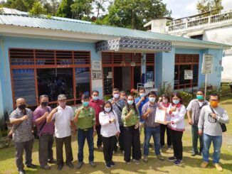 Camat Girsang Sipangan Bolon, Eva Tambunan serta 7 Kepala Lingkungan, di Kantor Lurah Parapat, Jl Merdeka Parapat, Rabu (3/2/2021).