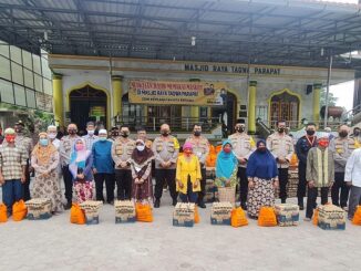 KAPOLRES Simalungun AKBP Agus Waluyo SIK mendampingi Irwasda Polda Sumut KOMBES (Pol) Drs. Armia Fahmi dan Pejabat Utama Polda Sumatera Utara pada penyaluran bantuan sembako dari Kapolda Sumatera Utara