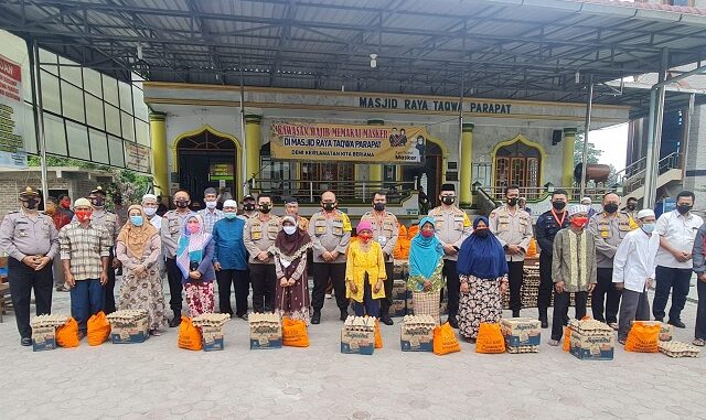 KAPOLRES Simalungun AKBP Agus Waluyo SIK mendampingi Irwasda Polda Sumut KOMBES (Pol) Drs. Armia Fahmi dan Pejabat Utama Polda Sumatera Utara pada penyaluran bantuan sembako dari Kapolda Sumatera Utara