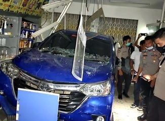 Toyota Avanza bobol minimarket di Jl Mensiku, Sintang, Kalimantan Barat saat dibawa bocah berusia 15 tahun hingga anak usia 6 tahun tewas terjepit di meja kasir (Dok. Polres Sintang)