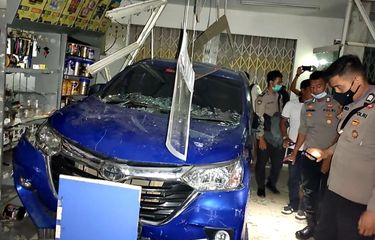 Toyota Avanza bobol minimarket di Jl Mensiku, Sintang, Kalimantan Barat saat dibawa bocah berusia 15 tahun hingga anak usia 6 tahun tewas terjepit di meja kasir (Dok. Polres Sintang)