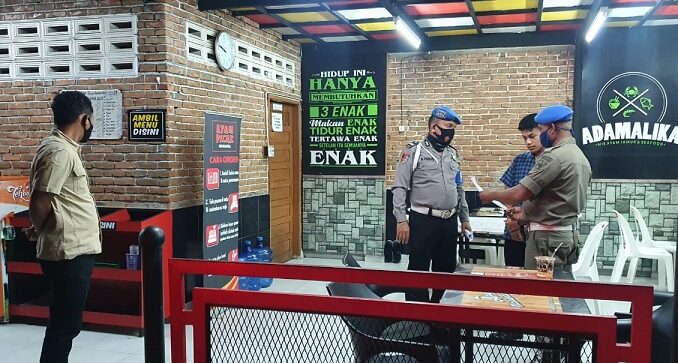 Tim Gabungan Polres Pematangsiantar bersama anggota CPM, TNI dan Sat Pol PP mendatangi 5 Cafe/Warung ternama di kota Pematangsiantar, Kamis (25/03;2021) sekitar pukul 21.40 WIB