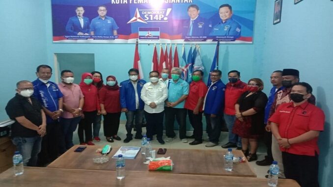 Mendaftar calon wakil walikota Pematangsiantar, Astronot Nainggolan mendatangi kantor DPC Partai Demokrat Pematangsiantar jalan Jenderal Ahmad Yani, Selasa (30/3/2021) sekitar pukul 13.00 wib