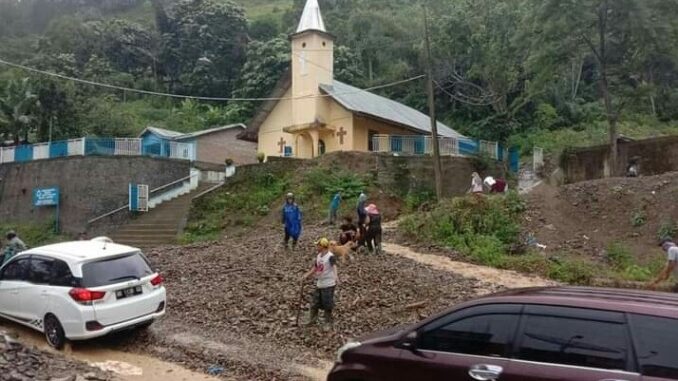 LONGSOR di jalan lintas Parapat menuju Pematangsiantar di depan Gereja HKBP Pardomuan Dusun Sualan Desa Sibaganding Kecamatan Girsang Sipangan Bolon Kabupaten Simalungun, Sabtu (27/03/2021) sekira pukul 16.00 WIB