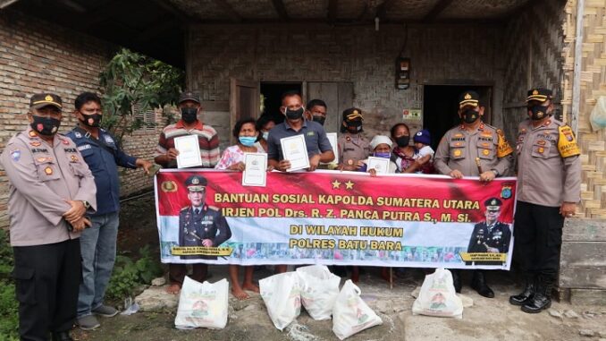 Irjen Polisi Drs. R.Z. Panca Putra Simanjuntak, M.Si bantu warga kurang mampu terdampak pandemi Covid-19 di Batu Bara, diwakili oleh Kapolres Batu Bara AKBP Ikhwan Lubis,