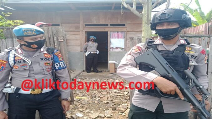 Densus 88 Anti Teror Mabes Polri dibantu Polres Bima Kota, menggeledah rumah salah satu terduga yang diamankan Densus Minggu (28/03)