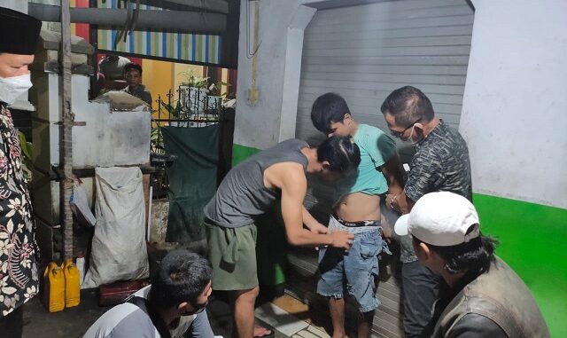 Seorang diduga pelaku memiliki, menguasai, narkotika jenis Shabu tersebut berinisial AD,28 tahun asal Kecamatan Taliwang Kabupaten Sumbawa Barat, Sabtu (27/3/21)