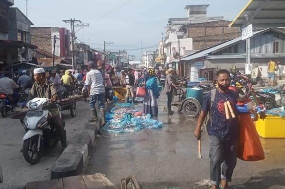 Pedagang ikan kembali marak dan tetap berjualan di badan jalan