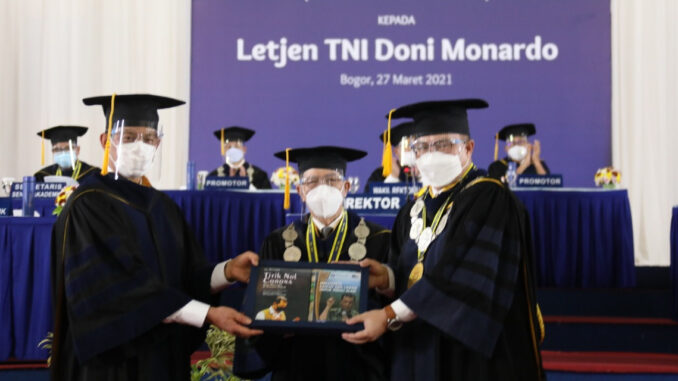 Foto : Kepala BNPB Doni Monardo (kiri) dianugerahi gelar doktor kehormatan Doktor Honoris Causa dari Institut Pertanian Bogor (IPB) di Graha Wisuda Widya IPB, Sabtu (27/3). (Komunikasi Kebencanaan BNPB/Apri Setiawan)