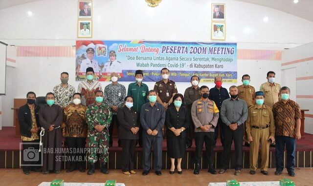 Ket foto, Wakil Bupati Kab. Karo Cory S Sebayang, Ketua DPRD Kab. Karo Iriani, Kapolres Tanah Karo AKBP Yustianus Setyo,S.H.,S.I.K, Sekda Kab. Karo Drs. Kamperas Terkelin Purba, M.Si, mewakili Kajari Karo, mewakili Dandim 0205/TK Tokoh agama Islam, Kristen, Katholik, Budha, Hindu dan Konghucu foto bersama se usai doa bersama. foto terkelinbukit.