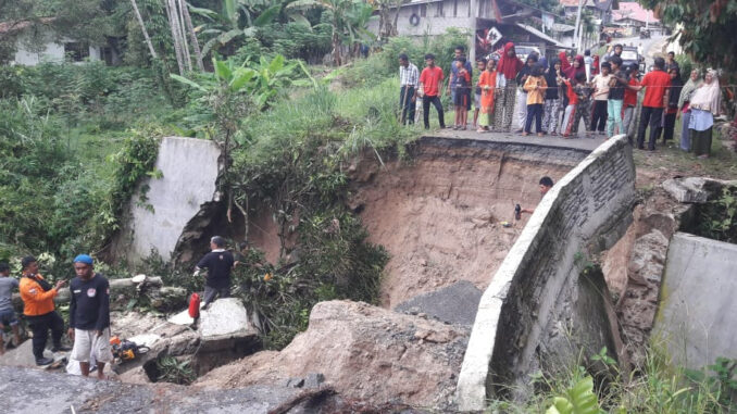 Foto : Sebanyak 406 KK sempat terisolasi akibat banjir yang terjadi di Nagari Simpang Sugiran, Kecamatan Guguak, Kabupaten Lima Puluh Kota, Sumatera Barat. Peristiwa ini terjadi pada Sabtu (13/3). (BPBD Kabupaten Lima Puluh Kota)