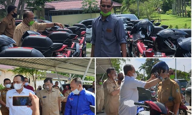 Bupati Batu Bara Ir Zahir di dampingi Kadisdik Ilyas Sitorus saat menyerahkan 16 unit sepedah motor kepada Kordinator Pengawas dan Koordinator Wilayah di Lingkungan Dinas  Pendidikan Kabupaten Batu Bara