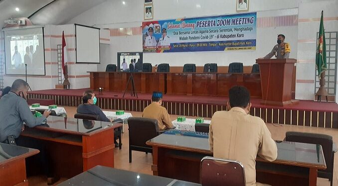 Kapolres Tanah Karo AKBP YUSTINUS SETYO, S.H., S.I.K. dalam acara doa bersama lintas agama yang di laksanakan Ruang Rapat Kantor Bupati Kab.Karo.