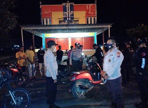 Balapan liar di Jalur Amahami yang sering meresahkan warga dibubarkan unit Patmor Sat Sabhara Polres Bima Kota, Minggu (14/3).