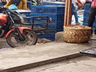 Pedagang ayam pun ikut serta berjualan di jalan merdeka ujung Bom Kecamatan Tanjung Tiram Kabupaten Batu Bara