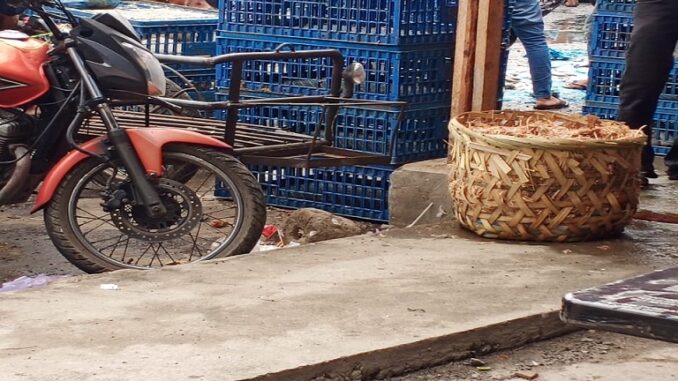 Pedagang ayam pun ikut serta berjualan di jalan merdeka ujung Bom Kecamatan Tanjung Tiram Kabupaten Batu Bara