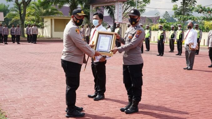 KAPOLRES Simalungun AKBP Agus Waluyo SIK beri penghargaan kepada personel berprestasi, Senin (01/03/2021).