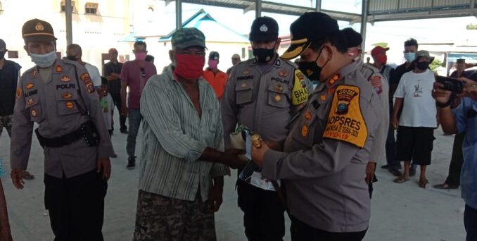 Kapolres Batu Bara AKBP Ikhwan Lubis, SH. MH ajak Puluhan para abang becak untuk makan bersama, Rabu,(17/03/2021)