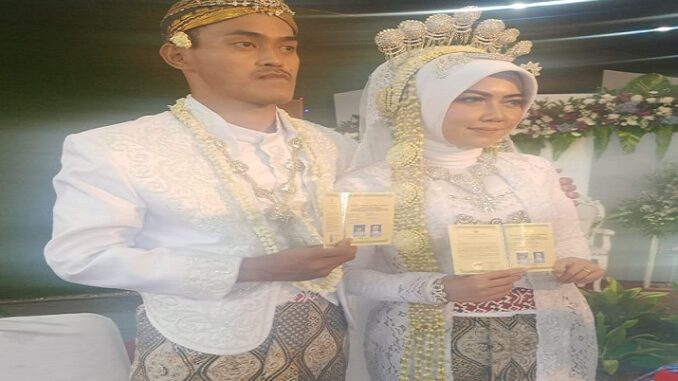 Radian Navi Seno Aji Putra dari R.Guntur Eko Widodo dan RR.Sri Mulyani Setiowati dengan Windi Oksylafiyah putri dari H.Suwandi dan (Almh) Fariyah