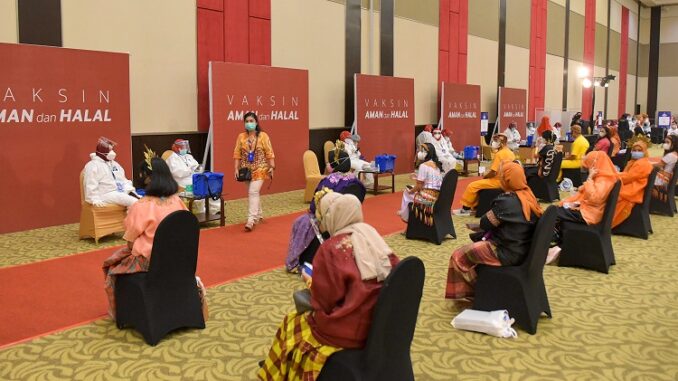 Vaksinasi massal COVID-19 bagi para guru di Makassar, Sulsel, Kamis (18/03/2021). (Foto: Humas Setkab/Agung)