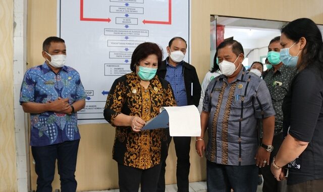 Wakil Bupati Karo Cory S Sebayang melakukan sidak ke beberapa instansi pelayanan publik di Kabupaten Karo, pada Jumat (12/3).